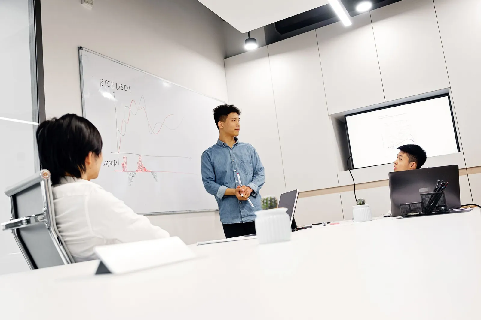 Two consultants designing a system on a whiteboard